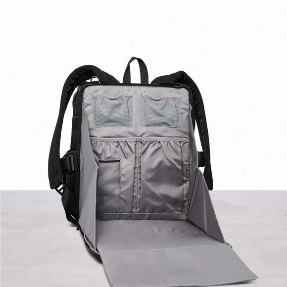 ❤️ BEIS ultimate diaper backpack ❤️ - Picture 2 of 7